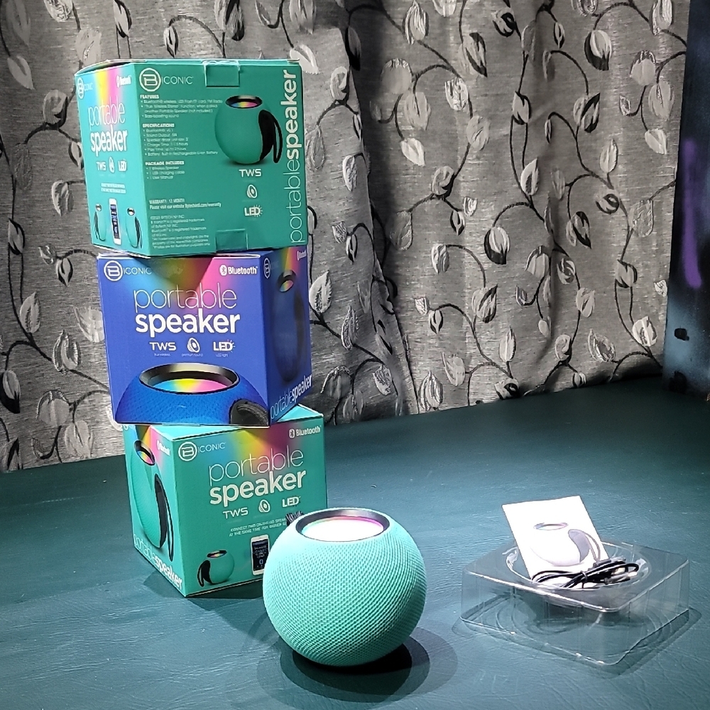 **Portable Speaker with LED - Green** - Picture 2 of 2